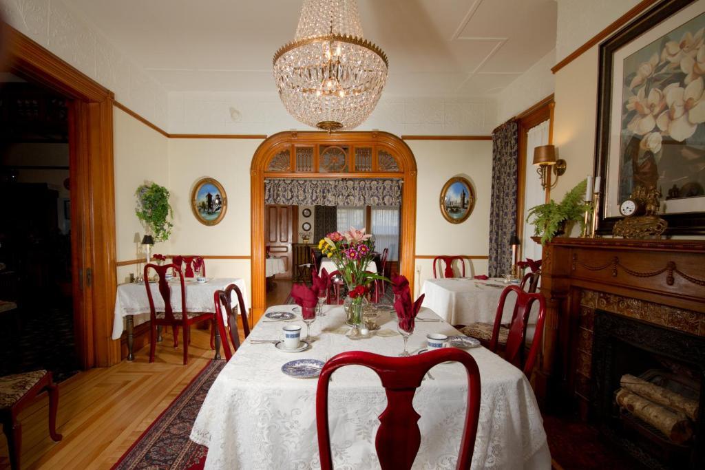 Victoria's Historic Inn Wolfville Exterior foto