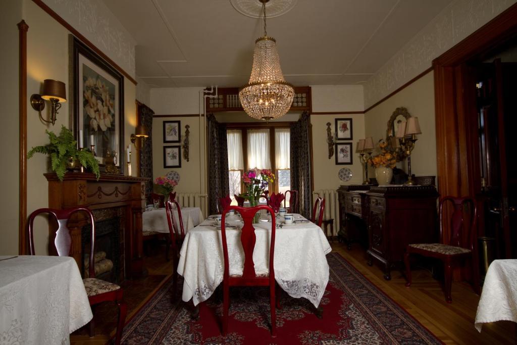 Victoria's Historic Inn Wolfville Exterior foto