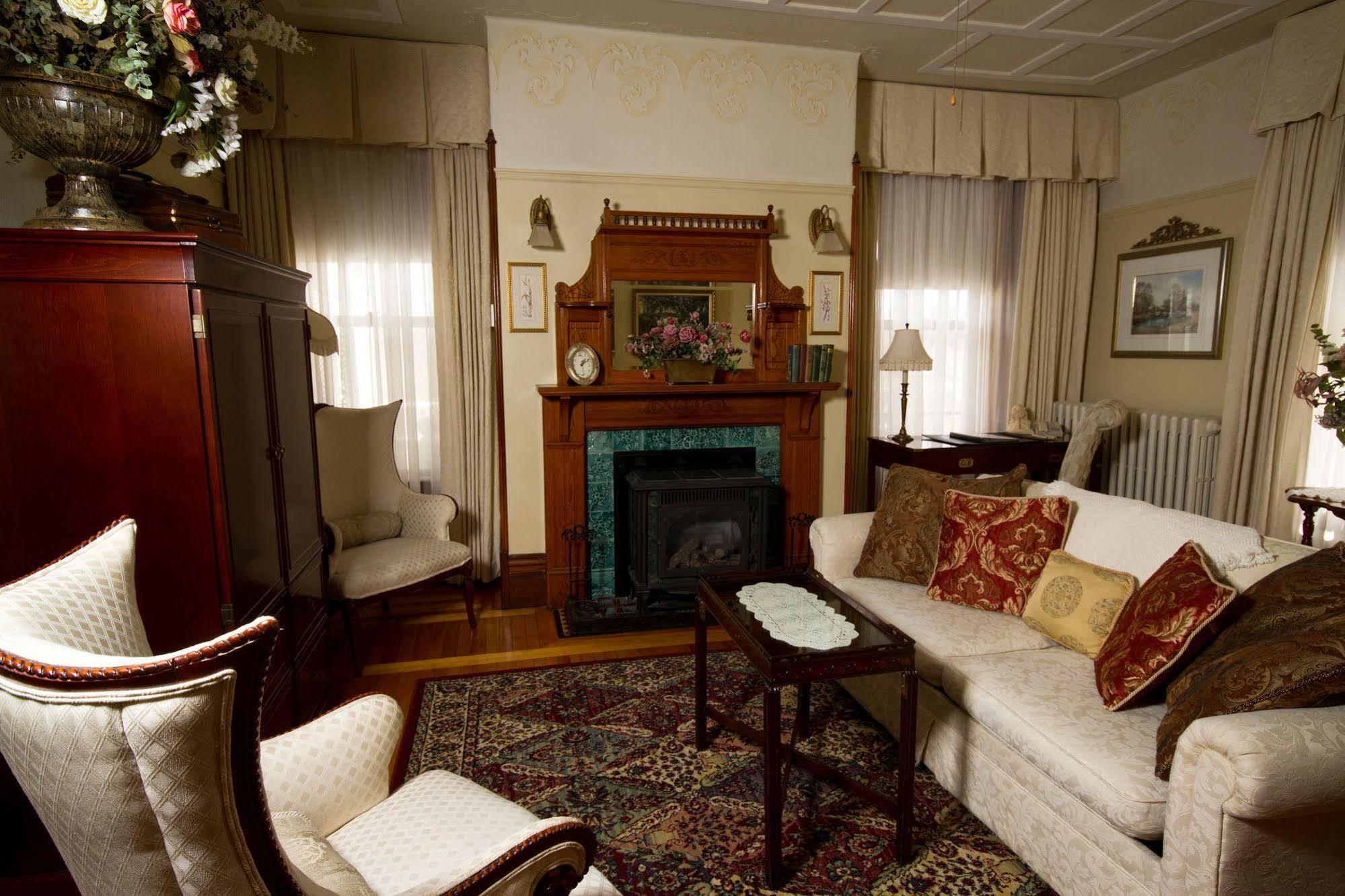 Victoria's Historic Inn Wolfville Exterior foto