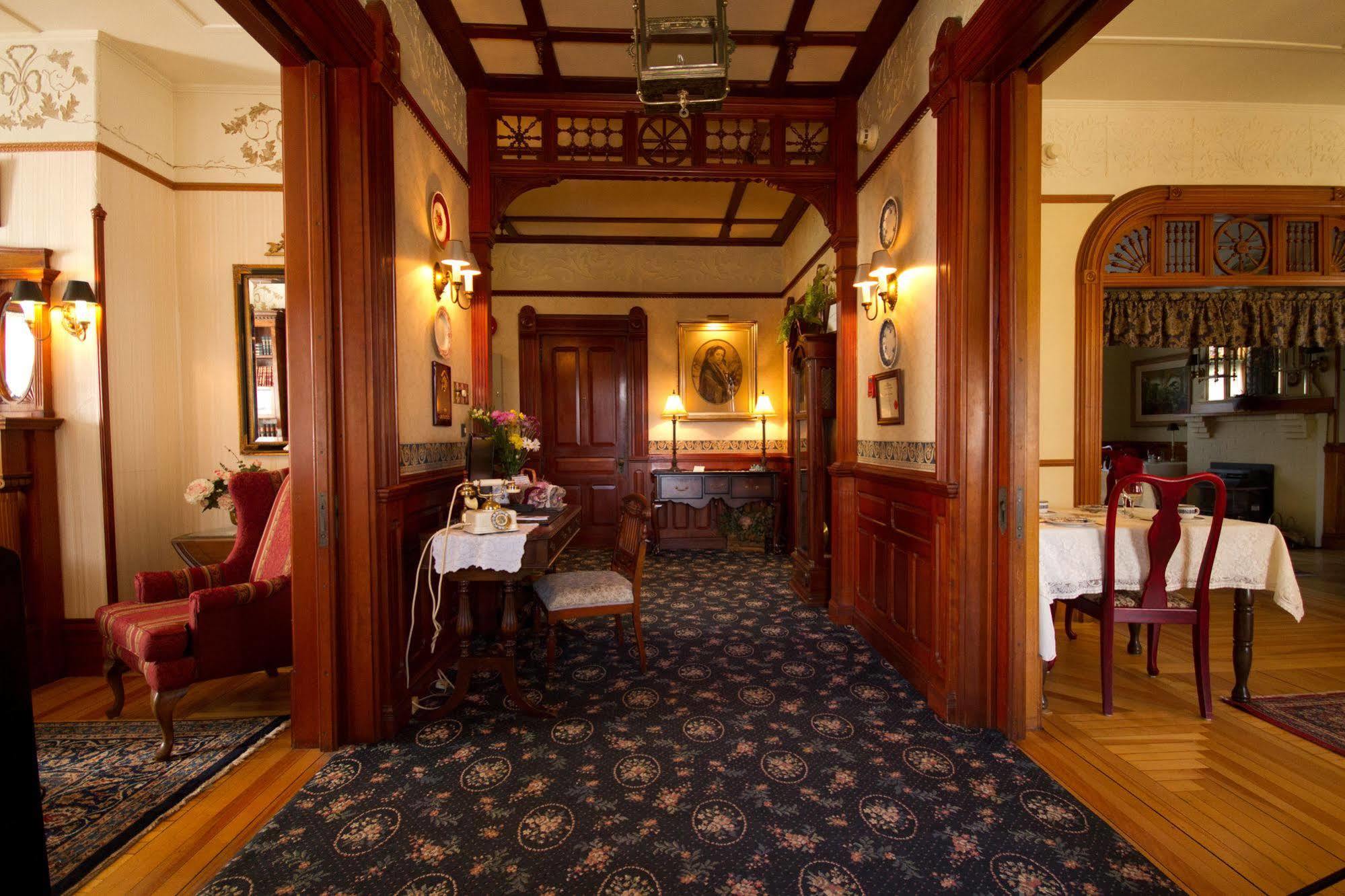 Victoria's Historic Inn Wolfville Exterior foto